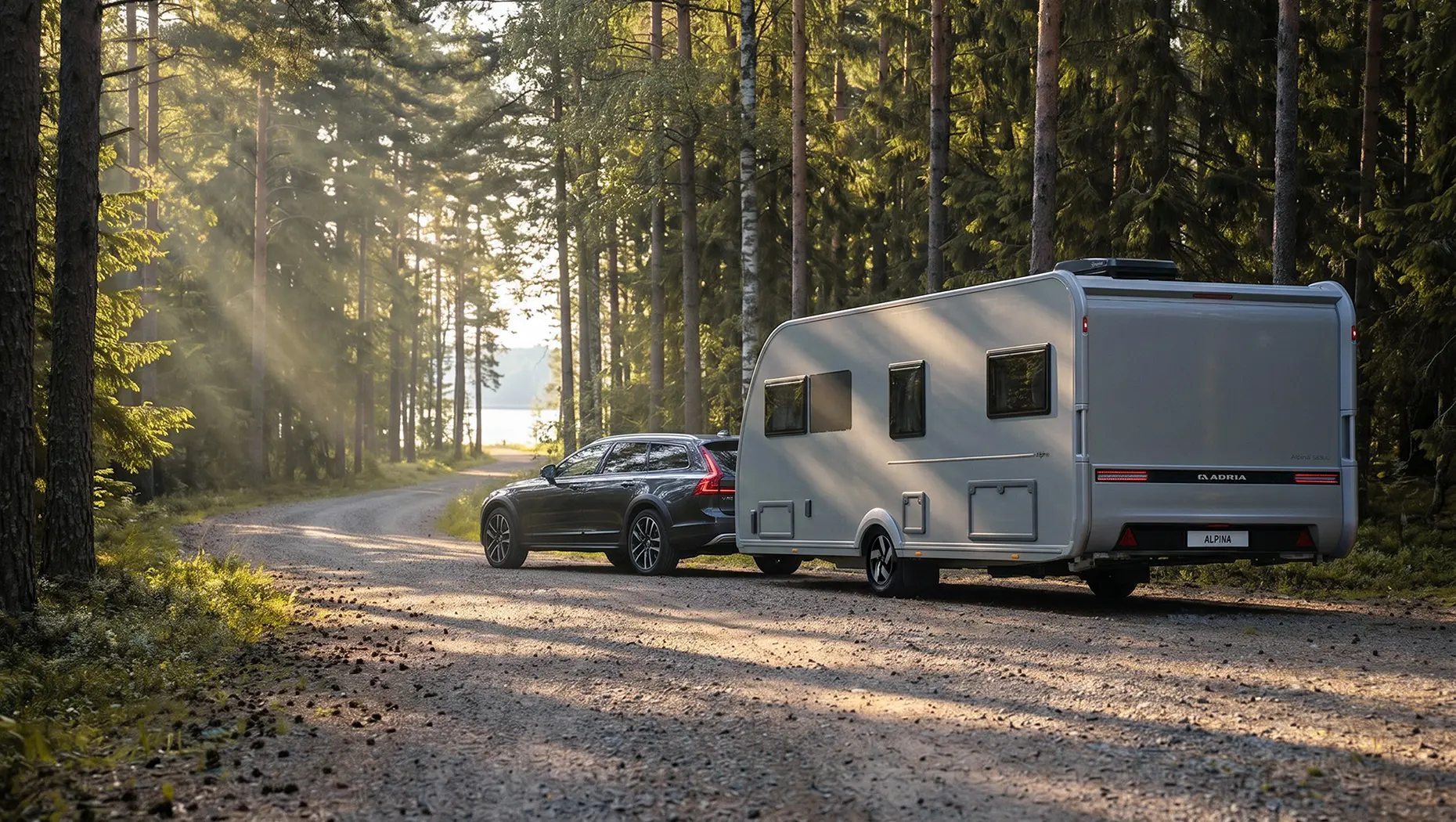 Silberner ADRIA ALPINA 2027 in einer Waldlandschaft