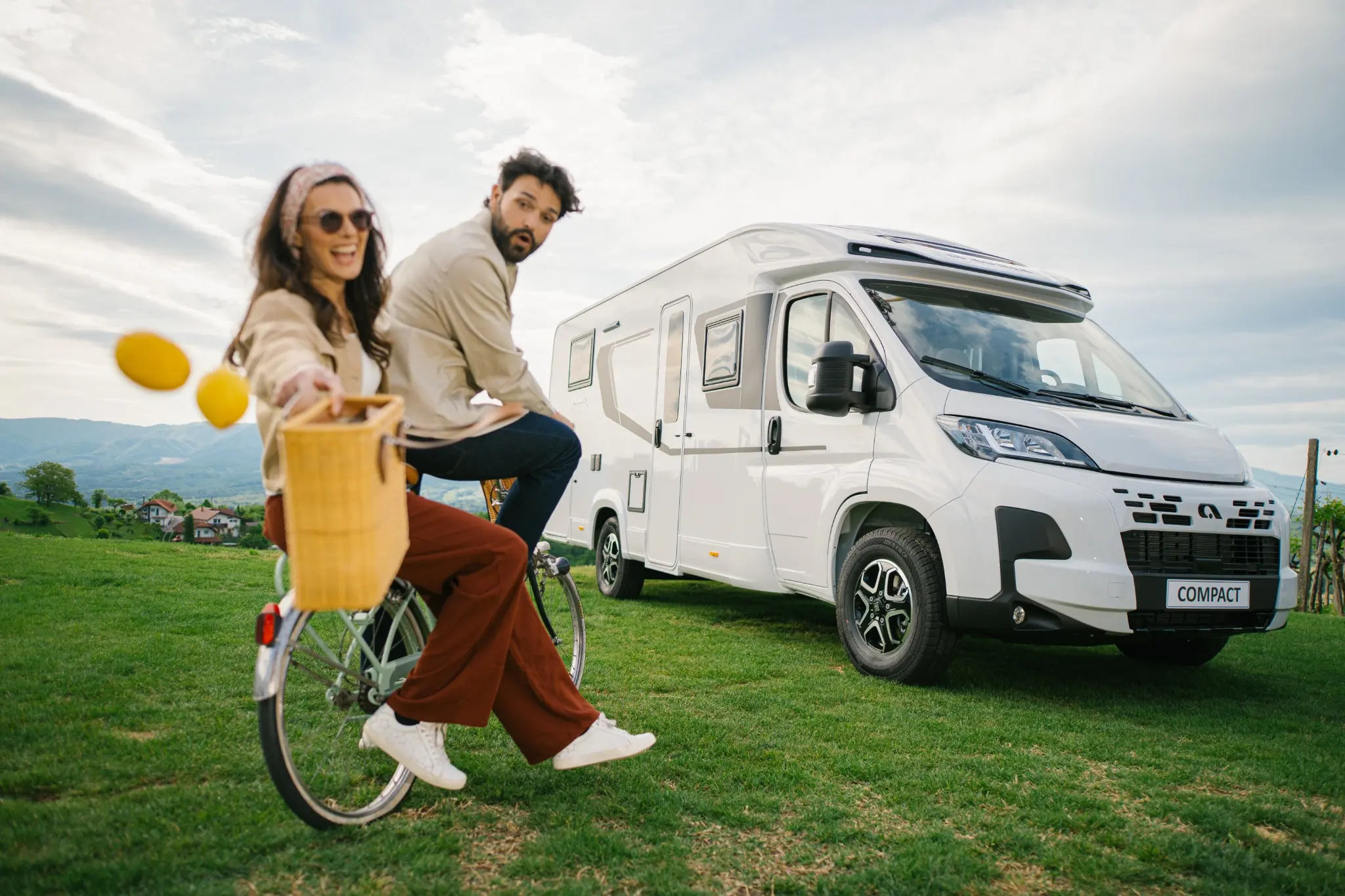 ADRIA COMPACT Reisemobil in einer offenen Landschaft